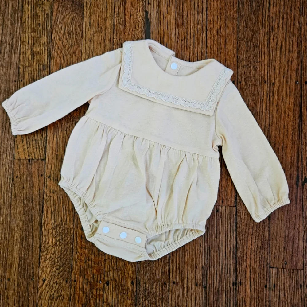 Infant Girl Lace Longsleeve Bodysuit with square collar Size 0-3 Months